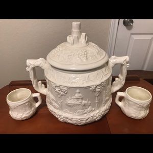 Ceramic tureen with cream white finish